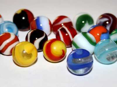 Le corckscrews (con una fascia colorata che si avvolge a spirale intorno alla biglia, dette anche �cavatappi�)